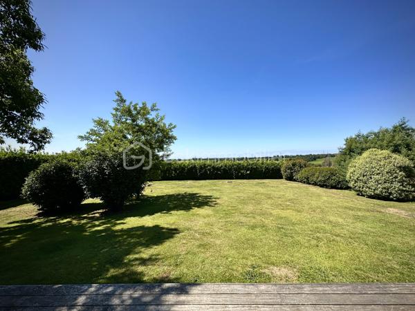 BRIEC / LESTONAN – LIMITE ERGUÉ-GABÉRIC – MAISON CONTEMPORAINE DE 2015 – 4 CHAMBRES DONT SUITE PARENTALE AU REZ-DE-CHAUSSÉE – TERRASSE EN IPÉ D’ENVIRON 40 M² – TERRAIN PAYSAGÉ D’ENVIRON 1 200 M² – GARAGE AVEC MEZZANINE – POMPE À CHALEUR – CHAUFFAGE AU SOL – PORTAIL ÉLECTRIQUE – VUE DÉGAGÉE SUR LA CAMPAGNE – DPE A.

**** Construction 2015 RT 2012 – 4 chambres – vie de plain-pied – terrasse en ipé – terrain paysagé – vue campagne – DPE A. ****

Gino DUPUY vous propose, sur le secteur de Briec / Lestonan, à proximité immédiate d’Ergué-Gabéric et à seulement quelques minutes de Quimper, cette maison contemporaine construite en 2015 selon la réglementation RT 2012.

Du premier rayon de soleil au dernier, cette maison profite d’une belle luminosité et d’un environnement verdoyant avec une vue dégagée sur la campagne.
Développant environ 120 m² au sol pour environ 106 m² Carrez, elle offre une distribution fonctionnelle permettant notamment une véritable vie de plain-pied.

**Au rez-de-chaussée :**

L’entrée dessert une belle pièce de vie lumineuse, largement ouverte sur l’extérieur et donnant directement accès à une terrasse en bois exotique Ipé d’environ 40 m².
La cuisine aménagée et équipée s’intègre naturellement à cet espace convivial.
Le niveau accueille également une suite parentale avec salle d’eau, ainsi qu’un WC indépendant.
Un cellier et un garage avec mezzanine complètent cet espace.

**À l’étage :**

L’espace nuit se compose de trois chambres supplémentaires ainsi que d’une salle de bains avec WC.
La maison dispose ainsi de quatre chambres au total, avec une organisation adaptée aussi bien à une vie familiale qu’au télétravail ou à l’accueil d’invités.

**À l’extérieur :**

La maison est implantée sur un terrain clos, arboré et paysagé d’environ 1 200 m².
La terrasse en Ipé d’environ 40 m² prolonge agréablement la pièce de vie et permet de profiter pleinement de l’environnement et de la vue sur la campagne.
Une grande cour enrobée permet le stationnement de 5 à 6 véhicules.
L’accès à la propriété s’effectue par un portail coulissant électrique.

**Côté prestations :**

– Construction de 2015  
– Réglementation thermique RT 2012  
– Environ 120 m² au sol / 106 m² Carrez  
– 4 chambres dont une suite parentale au rez-de-chaussée  
– Cuisine aménagée et équipée  
– Pompe à chaleur Air-Eau
– Chauffage au sol  
– DPE A , Excellent !
– Garage avec mezzanine  
– Cellier  
– Terrasse en bois Ipé d’environ 40 m²  
– Terrain clos, arboré et paysagé d’environ 1 200 m²  
– Portail électrique  
– Stationnement pour 5 à 6 véhicules  
– Vue dégagée sur la campagne
– Assainissement individuel conforme
– Fibre optique
– Toiture ardoises naturelles, crochets inox

**Situation :**

Un emplacement intéressant permettant de conjuguer environnement résidentiel, rural et accessibilité :

– environ 10 minutes d’Ergué-Gabéric bourg
– environ 10 minutes de Briec bourg 
– environ 13 minutes de Quimper centre
– environ 7 minutes de l’accès à la voie express Brest / Lorient

Une maison contemporaine lumineuse, confortable et prête à vivre, bénéficiant d’un environnement agréable tout en restant rapidement connectée aux principaux axes et à Quimper.

PLANS CROQUIS EN FIN D'ANNONCE
Taxe foncière 1175€

- - - Visite uniquement sur rendez-vous - - -

Contact : Gino DUPUY - BSK Immobilier
Votre Conseiller Immobilier sur Quimper et alentours.
Avis de valeur OFFERT dans tout le Finistère Sud.

_________________________________________________

VENTE IMMOBILIÈRE – QUIMPER & Alentours
Échangeons sur votre projet, sans engagement, pour définir la meilleure stratégie de vente.

APPORTEURS D'AFFAIRES
Vous connaissez quelqu'un qui souhaite vendre ou acheter ? Un simple message suffit pour initier un contact, je m'occupe du reste.
Rémunération attractive.

COLLABORATION INTERCABINET
Discutons volontiers d'un partage de mandat ou d'un acheteur en recherche.
_________________________________________________

Honoraires charge vendeur : aucun frais d'agence pour vous.
Le prix affiché est votre prix final hors frais de notaire.