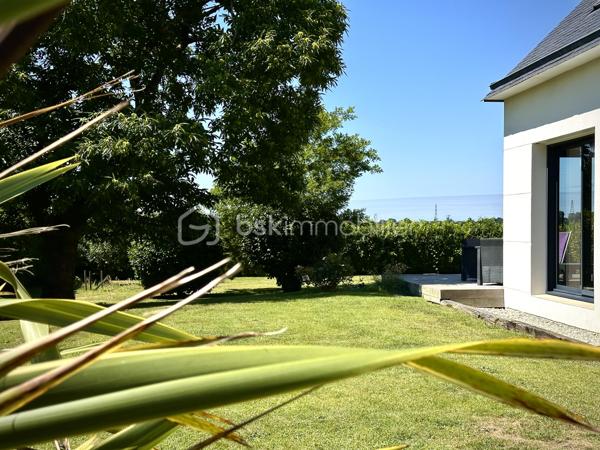 BRIEC / LESTONAN – LIMITE ERGUÉ-GABÉRIC – MAISON CONTEMPORAINE DE 2015 – 4 CHAMBRES DONT SUITE PARENTALE AU REZ-DE-CHAUSSÉE – TERRASSE EN IPÉ D’ENVIRON 40 M² – TERRAIN PAYSAGÉ D’ENVIRON 1 200 M² – GARAGE AVEC MEZZANINE – POMPE À CHALEUR – CHAUFFAGE AU SOL – PORTAIL ÉLECTRIQUE – VUE DÉGAGÉE SUR LA CAMPAGNE – DPE A.

**** Construction 2015 RT 2012 – 4 chambres – vie de plain-pied – terrasse en ipé – terrain paysagé – vue campagne – DPE A. ****

Gino DUPUY vous propose, sur le secteur de Briec / Lestonan, à proximité immédiate d’Ergué-Gabéric et à seulement quelques minutes de Quimper, cette maison contemporaine construite en 2015 selon la réglementation RT 2012.

Du premier rayon de soleil au dernier, cette maison profite d’une belle luminosité et d’un environnement verdoyant avec une vue dégagée sur la campagne.
Développant environ 120 m² au sol pour environ 106 m² Carrez, elle offre une distribution fonctionnelle permettant notamment une véritable vie de plain-pied.

**Au rez-de-chaussée :**

L’entrée dessert une belle pièce de vie lumineuse, largement ouverte sur l’extérieur et donnant directement accès à une terrasse en bois exotique Ipé d’environ 40 m².
La cuisine aménagée et équipée s’intègre naturellement à cet espace convivial.
Le niveau accueille également une suite parentale avec salle d’eau, ainsi qu’un WC indépendant.
Un cellier et un garage avec mezzanine complètent cet espace.

**À l’étage :**

L’espace nuit se compose de trois chambres supplémentaires ainsi que d’une salle de bains avec WC.
La maison dispose ainsi de quatre chambres au total, avec une organisation adaptée aussi bien à une vie familiale qu’au télétravail ou à l’accueil d’invités.

**À l’extérieur :**

La maison est implantée sur un terrain clos, arboré et paysagé d’environ 1 200 m².
La terrasse en Ipé d’environ 40 m² prolonge agréablement la pièce de vie et permet de profiter pleinement de l’environnement et de la vue sur la campagne.
Une grande cour enrobée permet le stationnement de 5 à 6 véhicules.
L’accès à la propriété s’effectue par un portail coulissant électrique.

**Côté prestations :**

– Construction de 2015  
– Réglementation thermique RT 2012  
– Environ 120 m² au sol / 106 m² Carrez  
– 4 chambres dont une suite parentale au rez-de-chaussée  
– Cuisine aménagée et équipée  
– Pompe à chaleur Air-Eau
– Chauffage au sol  
– DPE A , Excellent !
– Garage avec mezzanine  
– Cellier  
– Terrasse en bois Ipé d’environ 40 m²  
– Terrain clos, arboré et paysagé d’environ 1 200 m²  
– Portail électrique  
– Stationnement pour 5 à 6 véhicules  
– Vue dégagée sur la campagne
– Assainissement individuel conforme
– Fibre optique
– Toiture ardoises naturelles, crochets inox

**Situation :**

Un emplacement intéressant permettant de conjuguer environnement résidentiel, rural et accessibilité :

– environ 10 minutes d’Ergué-Gabéric bourg
– environ 10 minutes de Briec bourg 
– environ 13 minutes de Quimper centre
– environ 7 minutes de l’accès à la voie express Brest / Lorient

Une maison contemporaine lumineuse, confortable et prête à vivre, bénéficiant d’un environnement agréable tout en restant rapidement connectée aux principaux axes et à Quimper.

PLANS CROQUIS EN FIN D'ANNONCE
Taxe foncière 1175€

- - - Visite uniquement sur rendez-vous - - -

Contact : Gino DUPUY - BSK Immobilier
Votre Conseiller Immobilier sur Quimper et alentours.
Avis de valeur OFFERT dans tout le Finistère Sud.

_________________________________________________

VENTE IMMOBILIÈRE – QUIMPER & Alentours
Échangeons sur votre projet, sans engagement, pour définir la meilleure stratégie de vente.

APPORTEURS D'AFFAIRES
Vous connaissez quelqu'un qui souhaite vendre ou acheter ? Un simple message suffit pour initier un contact, je m'occupe du reste.
Rémunération attractive.

COLLABORATION INTERCABINET
Discutons volontiers d'un partage de mandat ou d'un acheteur en recherche.
_________________________________________________

Honoraires charge vendeur : aucun frais d'agence pour vous.
Le prix affiché est votre prix final hors frais de notaire.