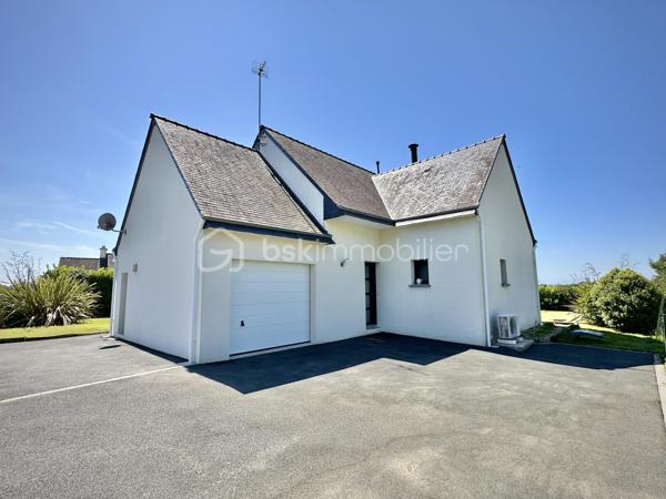 BRIEC / LESTONAN – LIMITE ERGUÉ-GABÉRIC – MAISON CONTEMPORAINE DE 2015 – 4 CHAMBRES DONT SUITE PARENTALE AU REZ-DE-CHAUSSÉE – TERRASSE EN IPÉ D’ENVIRON 40 M² – TERRAIN PAYSAGÉ D’ENVIRON 1 200 M² – GARAGE AVEC MEZZANINE – POMPE À CHALEUR – CHAUFFAGE AU SOL – PORTAIL ÉLECTRIQUE – VUE DÉGAGÉE SUR LA CAMPAGNE – DPE A.

**** Construction 2015 RT 2012 – 4 chambres – vie de plain-pied – terrasse en ipé – terrain paysagé – vue campagne – DPE A. ****

Gino DUPUY vous propose, sur le secteur de Briec / Lestonan, à proximité immédiate d’Ergué-Gabéric et à seulement quelques minutes de Quimper, cette maison contemporaine construite en 2015 selon la réglementation RT 2012.

Du premier rayon de soleil au dernier, cette maison profite d’une belle luminosité et d’un environnement verdoyant avec une vue dégagée sur la campagne.
Développant environ 120 m² au sol pour environ 106 m² Carrez, elle offre une distribution fonctionnelle permettant notamment une véritable vie de plain-pied.

**Au rez-de-chaussée :**

L’entrée dessert une belle pièce de vie lumineuse, largement ouverte sur l’extérieur et donnant directement accès à une terrasse en bois exotique Ipé d’environ 40 m².
La cuisine aménagée et équipée s’intègre naturellement à cet espace convivial.
Le niveau accueille également une suite parentale avec salle d’eau, ainsi qu’un WC indépendant.
Un cellier et un garage avec mezzanine complètent cet espace.

**À l’étage :**

L’espace nuit se compose de trois chambres supplémentaires ainsi que d’une salle de bains avec WC.
La maison dispose ainsi de quatre chambres au total, avec une organisation adaptée aussi bien à une vie familiale qu’au télétravail ou à l’accueil d’invités.

**À l’extérieur :**

La maison est implantée sur un terrain clos, arboré et paysagé d’environ 1 200 m².
La terrasse en Ipé d’environ 40 m² prolonge agréablement la pièce de vie et permet de profiter pleinement de l’environnement et de la vue sur la campagne.
Une grande cour enrobée permet le stationnement de 5 à 6 véhicules.
L’accès à la propriété s’effectue par un portail coulissant électrique.

**Côté prestations :**

– Construction de 2015  
– Réglementation thermique RT 2012  
– Environ 120 m² au sol / 106 m² Carrez  
– 4 chambres dont une suite parentale au rez-de-chaussée  
– Cuisine aménagée et équipée  
– Pompe à chaleur Air-Eau
– Chauffage au sol  
– DPE A , Excellent !
– Garage avec mezzanine  
– Cellier  
– Terrasse en bois Ipé d’environ 40 m²  
– Terrain clos, arboré et paysagé d’environ 1 200 m²  
– Portail électrique  
– Stationnement pour 5 à 6 véhicules  
– Vue dégagée sur la campagne
– Assainissement individuel conforme
– Fibre optique
– Toiture ardoises naturelles, crochets inox

**Situation :**

Un emplacement intéressant permettant de conjuguer environnement résidentiel, rural et accessibilité :

– environ 10 minutes d’Ergué-Gabéric bourg
– environ 10 minutes de Briec bourg 
– environ 13 minutes de Quimper centre
– environ 7 minutes de l’accès à la voie express Brest / Lorient

Une maison contemporaine lumineuse, confortable et prête à vivre, bénéficiant d’un environnement agréable tout en restant rapidement connectée aux principaux axes et à Quimper.

PLANS CROQUIS EN FIN D'ANNONCE
Taxe foncière 1175€

- - - Visite uniquement sur rendez-vous - - -

Contact : Gino DUPUY - BSK Immobilier
Votre Conseiller Immobilier sur Quimper et alentours.
Avis de valeur OFFERT dans tout le Finistère Sud.

_________________________________________________

VENTE IMMOBILIÈRE – QUIMPER & Alentours
Échangeons sur votre projet, sans engagement, pour définir la meilleure stratégie de vente.

APPORTEURS D'AFFAIRES
Vous connaissez quelqu'un qui souhaite vendre ou acheter ? Un simple message suffit pour initier un contact, je m'occupe du reste.
Rémunération attractive.

COLLABORATION INTERCABINET
Discutons volontiers d'un partage de mandat ou d'un acheteur en recherche.
_________________________________________________

Honoraires charge vendeur : aucun frais d'agence pour vous.
Le prix affiché est votre prix final hors frais de notaire.