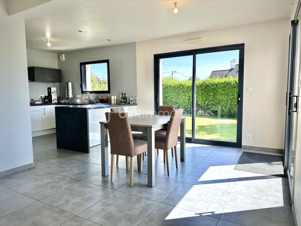 BRIEC / LESTONAN – LIMITE ERGUÉ-GABÉRIC – MAISON CONTEMPORAINE DE 2015 – 4 CHAMBRES DONT SUITE PARENTALE AU REZ-DE-CHAUSSÉE – TERRASSE EN IPÉ D’ENVIRON 40 M² – TERRAIN PAYSAGÉ D’ENVIRON 1 200 M² – GARAGE AVEC MEZZANINE – POMPE À CHALEUR – CHAUFFAGE AU SOL – PORTAIL ÉLECTRIQUE – VUE DÉGAGÉE SUR LA CAMPAGNE – DPE A.

**** Construction 2015 RT 2012 – 4 chambres – vie de plain-pied – terrasse en ipé – terrain paysagé – vue campagne – DPE A. ****

Gino DUPUY vous propose, sur le secteur de Briec / Lestonan, à proximité immédiate d’Ergué-Gabéric et à seulement quelques minutes de Quimper, cette maison contemporaine construite en 2015 selon la réglementation RT 2012.

Du premier rayon de soleil au dernier, cette maison profite d’une belle luminosité et d’un environnement verdoyant avec une vue dégagée sur la campagne.
Développant environ 120 m² au sol pour environ 106 m² Carrez, elle offre une distribution fonctionnelle permettant notamment une véritable vie de plain-pied.

**Au rez-de-chaussée :**

L’entrée dessert une belle pièce de vie lumineuse, largement ouverte sur l’extérieur et donnant directement accès à une terrasse en bois exotique Ipé d’environ 40 m².
La cuisine aménagée et équipée s’intègre naturellement à cet espace convivial.
Le niveau accueille également une suite parentale avec salle d’eau, ainsi qu’un WC indépendant.
Un cellier et un garage avec mezzanine complètent cet espace.

**À l’étage :**

L’espace nuit se compose de trois chambres supplémentaires ainsi que d’une salle de bains avec WC.
La maison dispose ainsi de quatre chambres au total, avec une organisation adaptée aussi bien à une vie familiale qu’au télétravail ou à l’accueil d’invités.

**À l’extérieur :**

La maison est implantée sur un terrain clos, arboré et paysagé d’environ 1 200 m².
La terrasse en Ipé d’environ 40 m² prolonge agréablement la pièce de vie et permet de profiter pleinement de l’environnement et de la vue sur la campagne.
Une grande cour enrobée permet le stationnement de 5 à 6 véhicules.
L’accès à la propriété s’effectue par un portail coulissant électrique.

**Côté prestations :**

– Construction de 2015  
– Réglementation thermique RT 2012  
– Environ 120 m² au sol / 106 m² Carrez  
– 4 chambres dont une suite parentale au rez-de-chaussée  
– Cuisine aménagée et équipée  
– Pompe à chaleur Air-Eau
– Chauffage au sol  
– DPE A , Excellent !
– Garage avec mezzanine  
– Cellier  
– Terrasse en bois Ipé d’environ 40 m²  
– Terrain clos, arboré et paysagé d’environ 1 200 m²  
– Portail électrique  
– Stationnement pour 5 à 6 véhicules  
– Vue dégagée sur la campagne
– Assainissement individuel conforme
– Fibre optique
– Toiture ardoises naturelles, crochets inox

**Situation :**

Un emplacement intéressant permettant de conjuguer environnement résidentiel, rural et accessibilité :

– environ 10 minutes d’Ergué-Gabéric bourg
– environ 10 minutes de Briec bourg 
– environ 13 minutes de Quimper centre
– environ 7 minutes de l’accès à la voie express Brest / Lorient

Une maison contemporaine lumineuse, confortable et prête à vivre, bénéficiant d’un environnement agréable tout en restant rapidement connectée aux principaux axes et à Quimper.

PLANS CROQUIS EN FIN D'ANNONCE
Taxe foncière 1175€

- - - Visite uniquement sur rendez-vous - - -

Contact : Gino DUPUY - BSK Immobilier
Votre Conseiller Immobilier sur Quimper et alentours.
Avis de valeur OFFERT dans tout le Finistère Sud.

_________________________________________________

VENTE IMMOBILIÈRE – QUIMPER & Alentours
Échangeons sur votre projet, sans engagement, pour définir la meilleure stratégie de vente.

APPORTEURS D'AFFAIRES
Vous connaissez quelqu'un qui souhaite vendre ou acheter ? Un simple message suffit pour initier un contact, je m'occupe du reste.
Rémunération attractive.

COLLABORATION INTERCABINET
Discutons volontiers d'un partage de mandat ou d'un acheteur en recherche.
_________________________________________________

Honoraires charge vendeur : aucun frais d'agence pour vous.
Le prix affiché est votre prix final hors frais de notaire.