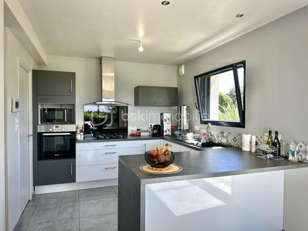 BRIEC / LESTONAN – LIMITE ERGUÉ-GABÉRIC – MAISON CONTEMPORAINE DE 2015 – 4 CHAMBRES DONT SUITE PARENTALE AU REZ-DE-CHAUSSÉE – TERRASSE EN IPÉ D’ENVIRON 40 M² – TERRAIN PAYSAGÉ D’ENVIRON 1 200 M² – GARAGE AVEC MEZZANINE – POMPE À CHALEUR – CHAUFFAGE AU SOL – PORTAIL ÉLECTRIQUE – VUE DÉGAGÉE SUR LA CAMPAGNE – DPE A.

**** Construction 2015 RT 2012 – 4 chambres – vie de plain-pied – terrasse en ipé – terrain paysagé – vue campagne – DPE A. ****

Gino DUPUY vous propose, sur le secteur de Briec / Lestonan, à proximité immédiate d’Ergué-Gabéric et à seulement quelques minutes de Quimper, cette maison contemporaine construite en 2015 selon la réglementation RT 2012.

Du premier rayon de soleil au dernier, cette maison profite d’une belle luminosité et d’un environnement verdoyant avec une vue dégagée sur la campagne.
Développant environ 120 m² au sol pour environ 106 m² Carrez, elle offre une distribution fonctionnelle permettant notamment une véritable vie de plain-pied.

**Au rez-de-chaussée :**

L’entrée dessert une belle pièce de vie lumineuse, largement ouverte sur l’extérieur et donnant directement accès à une terrasse en bois exotique Ipé d’environ 40 m².
La cuisine aménagée et équipée s’intègre naturellement à cet espace convivial.
Le niveau accueille également une suite parentale avec salle d’eau, ainsi qu’un WC indépendant.
Un cellier et un garage avec mezzanine complètent cet espace.

**À l’étage :**

L’espace nuit se compose de trois chambres supplémentaires ainsi que d’une salle de bains avec WC.
La maison dispose ainsi de quatre chambres au total, avec une organisation adaptée aussi bien à une vie familiale qu’au télétravail ou à l’accueil d’invités.

**À l’extérieur :**

La maison est implantée sur un terrain clos, arboré et paysagé d’environ 1 200 m².
La terrasse en Ipé d’environ 40 m² prolonge agréablement la pièce de vie et permet de profiter pleinement de l’environnement et de la vue sur la campagne.
Une grande cour enrobée permet le stationnement de 5 à 6 véhicules.
L’accès à la propriété s’effectue par un portail coulissant électrique.

**Côté prestations :**

– Construction de 2015  
– Réglementation thermique RT 2012  
– Environ 120 m² au sol / 106 m² Carrez  
– 4 chambres dont une suite parentale au rez-de-chaussée  
– Cuisine aménagée et équipée  
– Pompe à chaleur Air-Eau
– Chauffage au sol  
– DPE A , Excellent !
– Garage avec mezzanine  
– Cellier  
– Terrasse en bois Ipé d’environ 40 m²  
– Terrain clos, arboré et paysagé d’environ 1 200 m²  
– Portail électrique  
– Stationnement pour 5 à 6 véhicules  
– Vue dégagée sur la campagne
– Assainissement individuel conforme
– Fibre optique
– Toiture ardoises naturelles, crochets inox

**Situation :**

Un emplacement intéressant permettant de conjuguer environnement résidentiel, rural et accessibilité :

– environ 10 minutes d’Ergué-Gabéric bourg
– environ 10 minutes de Briec bourg 
– environ 13 minutes de Quimper centre
– environ 7 minutes de l’accès à la voie express Brest / Lorient

Une maison contemporaine lumineuse, confortable et prête à vivre, bénéficiant d’un environnement agréable tout en restant rapidement connectée aux principaux axes et à Quimper.

PLANS CROQUIS EN FIN D'ANNONCE
Taxe foncière 1175€

- - - Visite uniquement sur rendez-vous - - -

Contact : Gino DUPUY - BSK Immobilier
Votre Conseiller Immobilier sur Quimper et alentours.
Avis de valeur OFFERT dans tout le Finistère Sud.

_________________________________________________

VENTE IMMOBILIÈRE – QUIMPER & Alentours
Échangeons sur votre projet, sans engagement, pour définir la meilleure stratégie de vente.

APPORTEURS D'AFFAIRES
Vous connaissez quelqu'un qui souhaite vendre ou acheter ? Un simple message suffit pour initier un contact, je m'occupe du reste.
Rémunération attractive.

COLLABORATION INTERCABINET
Discutons volontiers d'un partage de mandat ou d'un acheteur en recherche.
_________________________________________________

Honoraires charge vendeur : aucun frais d'agence pour vous.
Le prix affiché est votre prix final hors frais de notaire.