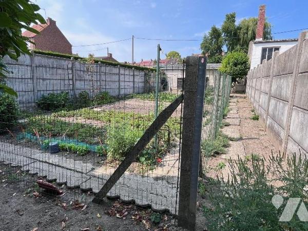 Uniquement chez votre notaire: A vendre à HAZEBROUCK centre ville :  
Sur une parcelle d'env 3...