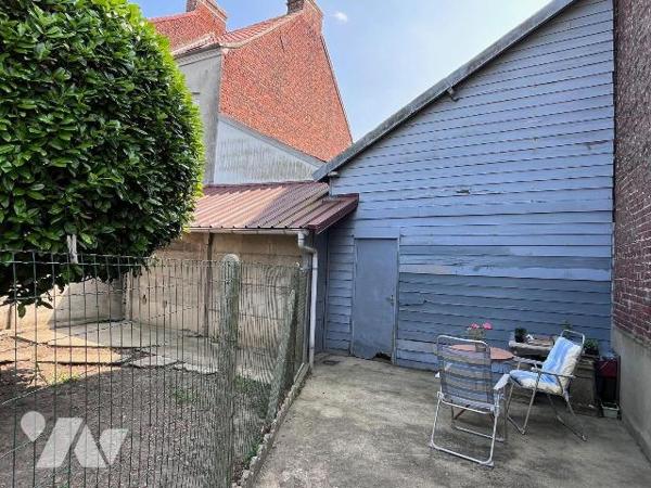 Uniquement chez votre notaire: A vendre à HAZEBROUCK centre ville :  
Sur une parcelle d'env 3...