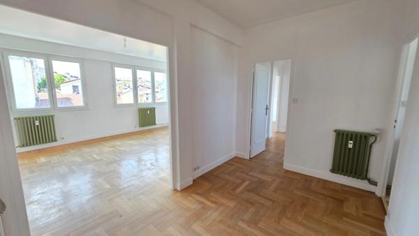 APPARTEMENT DE TYPE 3  RENOVE AVEC GOUT AU 6 EME ETAGE ET AVEC ASCENSEUR -