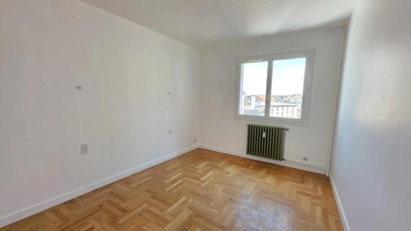 APPARTEMENT DE TYPE 3  RENOVE AVEC GOUT AU 6 EME ETAGE ET AVEC ASCENSEUR -