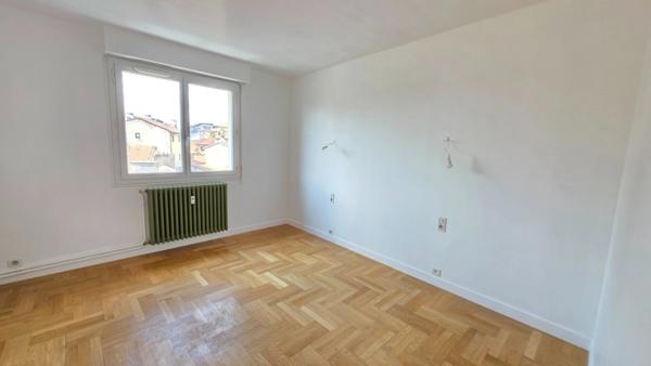 APPARTEMENT DE TYPE 3  RENOVE AVEC GOUT AU 6 EME ETAGE ET AVEC ASCENSEUR -
