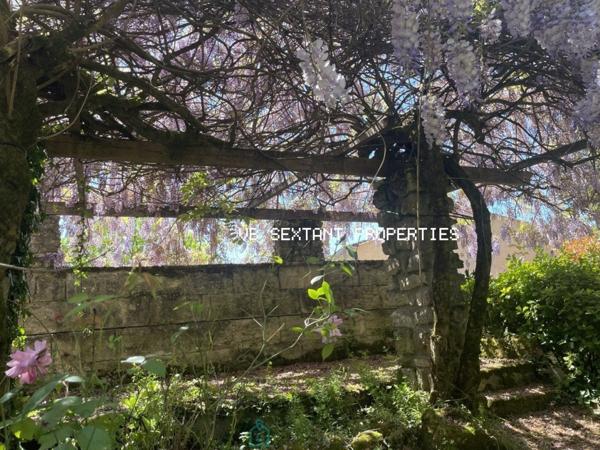 Langoiran ,Maison de charme avec dépendances et ravissant  jardin clos