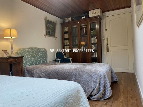 Langoiran ,Maison de charme avec dépendances et ravissant  jardin clos