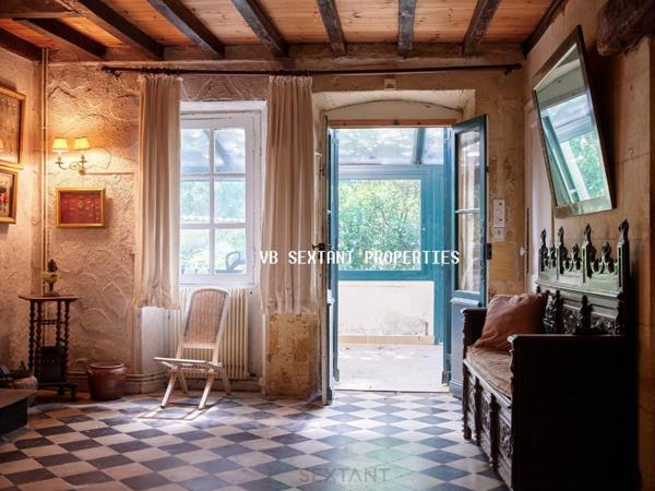 Langoiran ,Maison de charme avec dépendances et ravissant  jardin clos