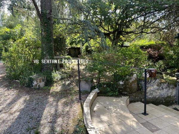 Langoiran ,Maison de charme avec dépendances et ravissant  jardin clos