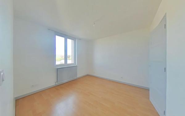 Maison à louer    3 pièces •  Mours-Saint-Eusèbe