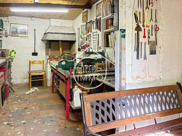 Port Sainte Foy et Ponchapt : Maison à raffraichir avec dépendances et sous-sol