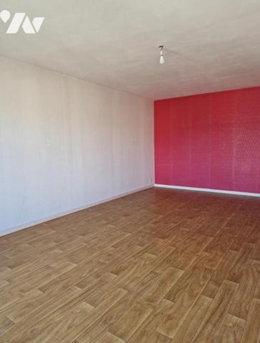 appartement en centre ville comprenant entrée, séjour, cuisine aménagée, deux chambres, sdb, wc .