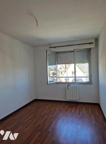 appartement en centre ville comprenant entrée, séjour, cuisine aménagée, deux chambres, sdb, wc .