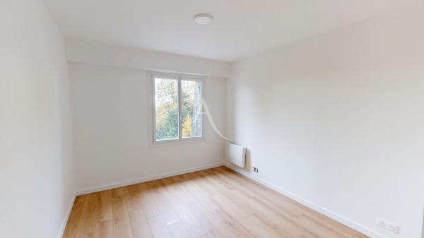 Bel appartement 3 pièces : dernier étage, entièrement rénové