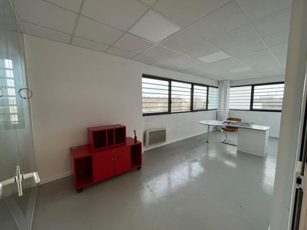 A LOUER - BUREAUX - SAINT MAXIMIN ZONE COMMERCIALE