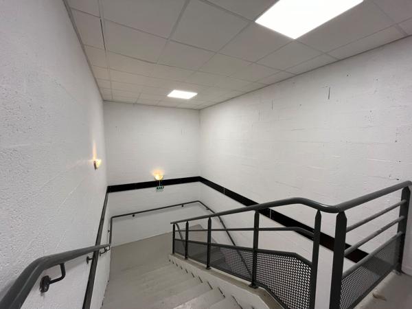 A LOUER - BUREAUX - SAINT MAXIMIN ZONE COMMERCIALE
