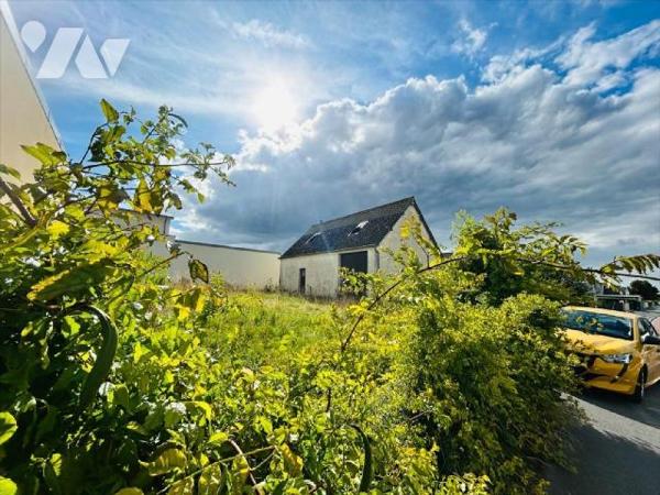 Entre le bourg et la mer, parcelle de terrain de 498 m2 sur lequel un bâtiment à rénover. Belle...