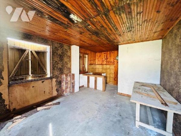 Entre le bourg et la mer, parcelle de terrain de 498 m2 sur lequel un bâtiment à rénover. Belle...