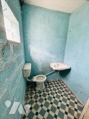 Entre le bourg et la mer, parcelle de terrain de 498 m2 sur lequel un bâtiment à rénover. Belle...