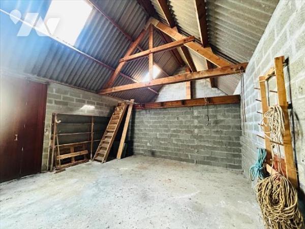 Entre le bourg et la mer, parcelle de terrain de 498 m2 sur lequel un bâtiment à rénover. Belle...