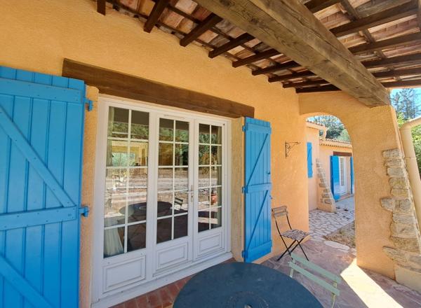 VAR (83) BAGNOLS-en-FORÊT Villa individuelle plain pied de 110m² habitables + dépendance / 1850m² clos avec piscine