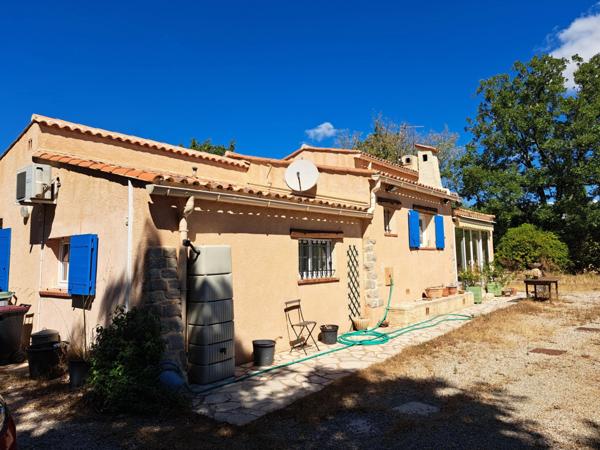 VAR (83) BAGNOLS-en-FORÊT Villa individuelle plain pied de 110m² habitables + dépendance / 1850m² clos avec piscine