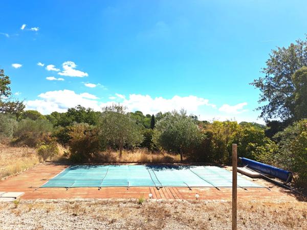 VAR (83) BAGNOLS-en-FORÊT Villa individuelle plain pied de 110m² habitables + dépendance / 1850m² clos avec piscine