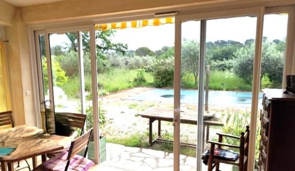 VAR (83) BAGNOLS-en-FORÊT Villa individuelle plain pied de 110m² habitables + dépendance / 1850m² clos avec piscine