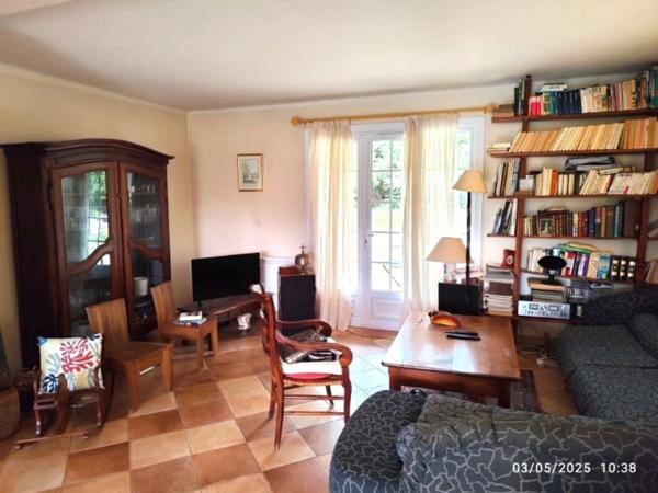 VAR (83) BAGNOLS-en-FORÊT Villa individuelle plain pied de 110m² habitables + dépendance / 1850m² clos avec piscine