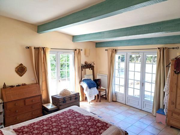 VAR (83) BAGNOLS-en-FORÊT Villa individuelle plain pied de 110m² habitables + dépendance / 1850m² clos avec piscine