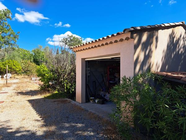 VAR (83) BAGNOLS-en-FORÊT Villa individuelle plain pied de 110m² habitables + dépendance / 1850m² clos avec piscine