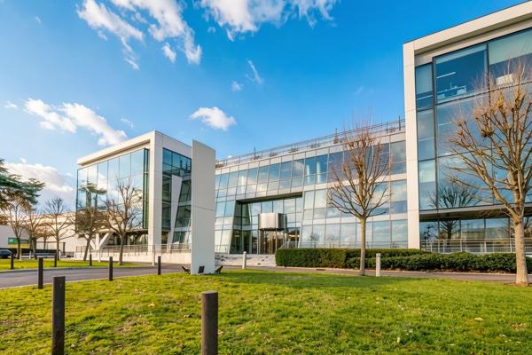 Bureaux à louer à Suresnes avec vue Seine dans immeuble moderne sécurisé