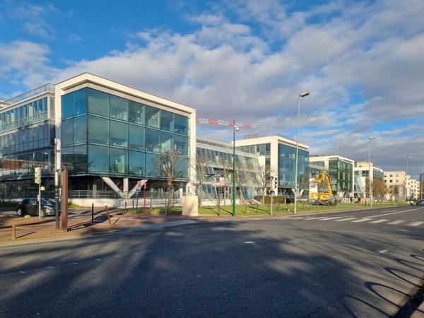 Bureaux à louer à Suresnes avec vue Seine dans immeuble moderne sécurisé