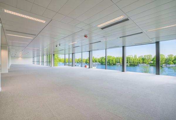 Bureaux à louer à Suresnes avec vue Seine dans immeuble moderne sécurisé