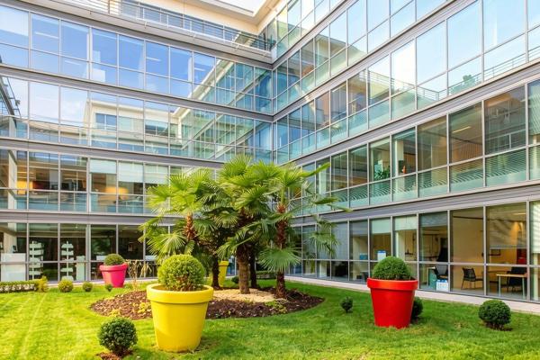 Bureaux à louer à Suresnes avec vue Seine dans immeuble moderne sécurisé
