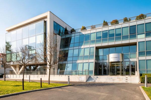Bureaux à louer à Suresnes avec vue Seine dans immeuble moderne sécurisé