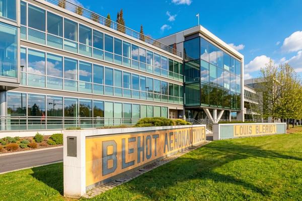 Bureaux à louer à Suresnes avec vue Seine dans immeuble moderne sécurisé