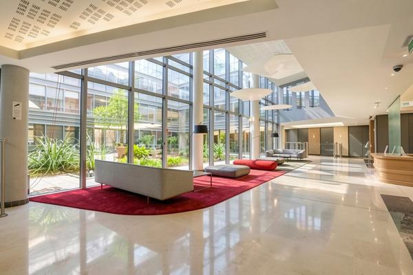 Bureaux à louer à Suresnes avec vue Seine dans immeuble moderne sécurisé
