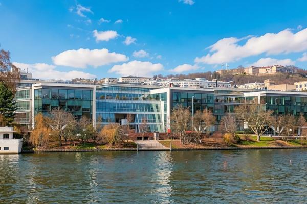 Bureaux à louer à Suresnes avec vue Seine dans immeuble moderne sécurisé