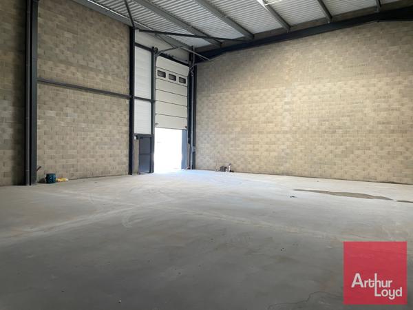 Bâtiment à usage d'activités et bureaux, à vendre