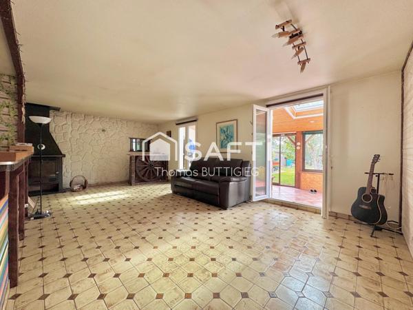 Plain-pied, grand terrain et environnement calme.