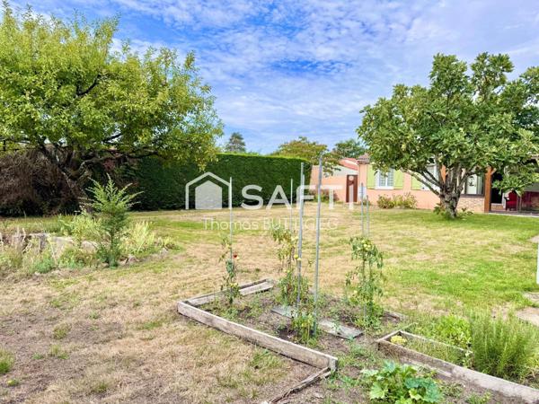 Plain-pied, grand terrain et environnement calme.