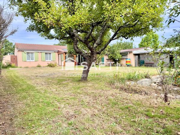 Plain-pied, grand terrain et environnement calme.