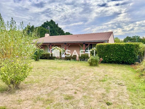 Plain-pied, grand terrain et environnement calme.