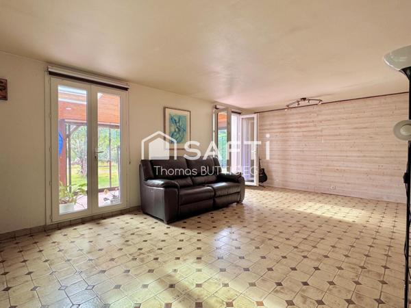 Plain-pied, grand terrain et environnement calme.