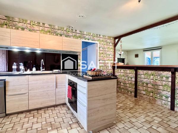 Plain-pied, grand terrain et environnement calme.