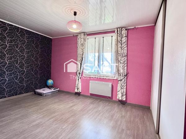 Plain-pied, grand terrain et environnement calme.