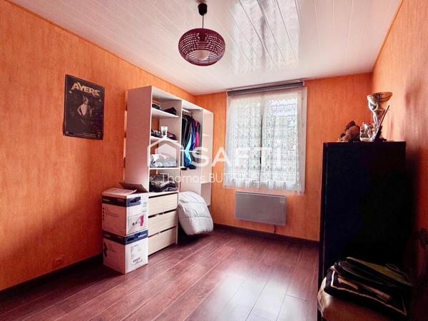 Plain-pied, grand terrain et environnement calme.