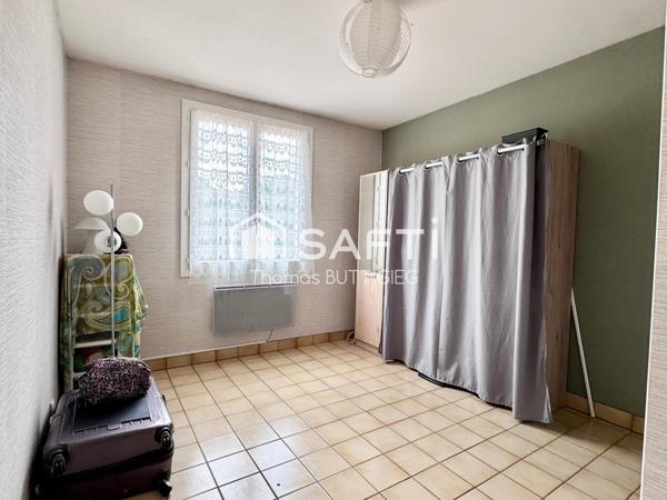 Plain-pied, grand terrain et environnement calme.